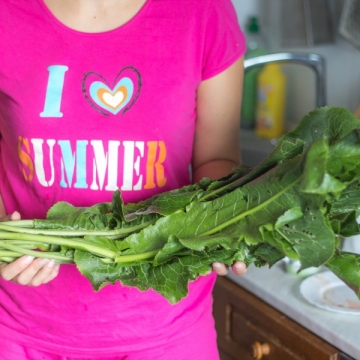 Да, тот самый шмат хрена, с листьями и корешками. Для осознания размеров прилагается в масштабе c Маринкой.